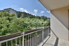Appartement T3 traversant à rénover avec balcon, cave et parking privatif