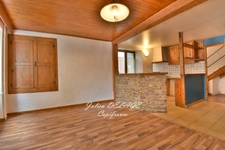 AUTHENTIQUE MAISON DE VILLAGE AU CŒUR D'EMBRUN – 2 CHAMBRES – CAVE & COMBLES