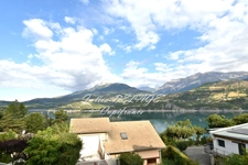 Savines-le-Lac – Appartement rénové avec vue imprenable sur le lac de Serre-Ponçon, balcon et terrasse plein sud