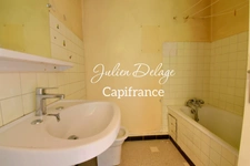 Appartement T3 traversant à rénover avec balcon, cave et parking privatif