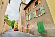AUTHENTIQUE MAISON DE VILLAGE AU CŒUR D'EMBRUN – 2 CHAMBRES – CAVE & COMBLES