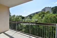Appartement T3 traversant à rénover avec balcon, cave et parking privatif