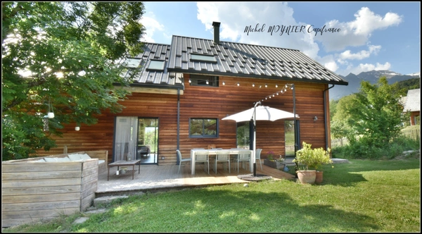 Rare à la vente, chalet d’architecte ouvert sur lac et montagnes sur Puy-Saint-Eusèbe (05)