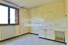 Appartement T3 traversant à rénover avec balcon, cave et parking privatif