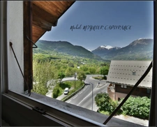✨ T3 dernier étage à Guillestre – vue montagne, 2 parkings, potentiel 80 m² au sol 🏔️☀️