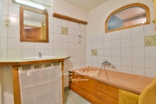 AUTHENTIQUE MAISON DE VILLAGE AU CŒUR D'EMBRUN – 2 CHAMBRES – CAVE & COMBLES