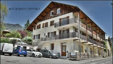 ✨ T3 dernier étage à Guillestre – vue montagne, 2 parkings, potentiel 80 m² au sol 🏔️☀️