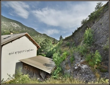 Bâtisse en pierre avec 97 m2 habitables et 600 m2 de potentiel, à LA ROCHE DE RAME (05)   