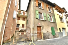 AUTHENTIQUE MAISON DE VILLAGE AU CŒUR D'EMBRUN – 2 CHAMBRES – CAVE & COMBLES
