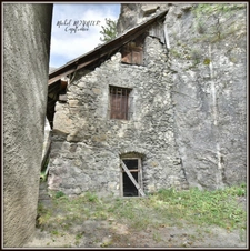 Bâtisse en pierre avec 97 m2 habitables et 600 m2 de potentiel, à LA ROCHE DE RAME (05)   