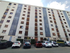 Appartement T3 traversant à rénover avec balcon, cave et parking privatif