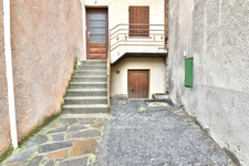 AUTHENTIQUE MAISON DE VILLAGE AU CŒUR D'EMBRUN – 2 CHAMBRES – CAVE & COMBLES