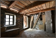 Bâtisse en pierre avec 97 m2 habitables et 600 m2 de potentiel, à LA ROCHE DE RAME (05)   