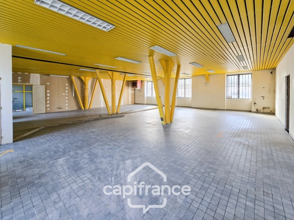 Local/bureau à vendre FOURCHAMBAULT centre (58), Murs commerciaux, 1 local loué, 2 locaux libres + stockage. 