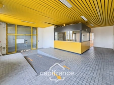 Local/bureau à vendre FOURCHAMBAULT centre (58), Murs commerciaux, 1 local loué, 2 locaux libres + stockage. 