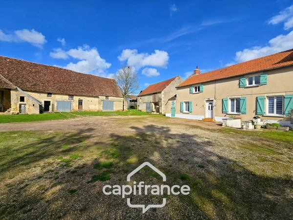 Ancien corps de ferme 148 m² avec grange et dépendances – Terrain 2 900 m² – PERROY (58)