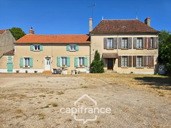 PERROY (58) - Ancien corps de ferme - 2 habitations - 750 m² de dépendances - Terrain 1,13 ha