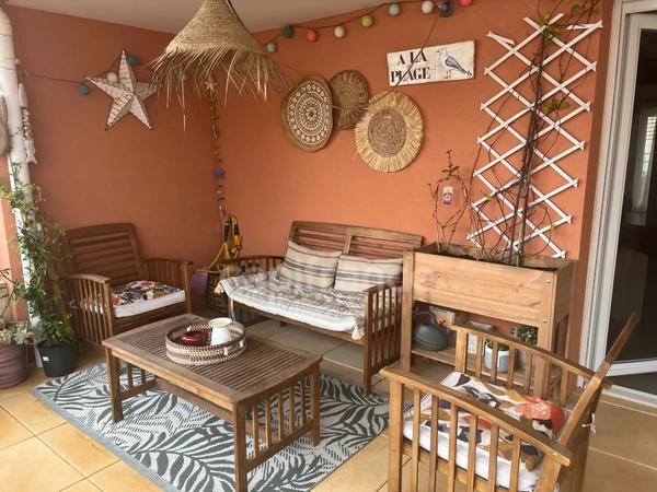MÈZE(34), À VENDRE T4 SURFACE 94 m2 , VUE ÉTANG DE THAU, BOX FERMÉ, PROCHE PORT ET COMMERCES.