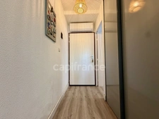 BALARUC-LES-BAINS(34), VENDU MEUBLÉ, STUDIO RÉNOVÉ EN RDC, TERRASSES, DEUX STATIONNEMENTS PRIVÉS, PROCHE DES THERMES