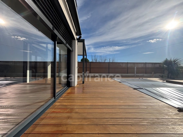 LUNEL (34), VENDUE MEUBLÉE, VILLA CONTEMPORAINE P4, PRESTATIONS HAUT DE GAMME, PISCINE, SECTEUR CALME