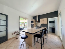SAINT-BRÈS(34), À VENDRE MAISON PLAIN-PIED P5, SURFACE TOTALE 152 m2, 4 FACES, TERRAIN 931 m2, GARAGE 60 m2, PISCINE