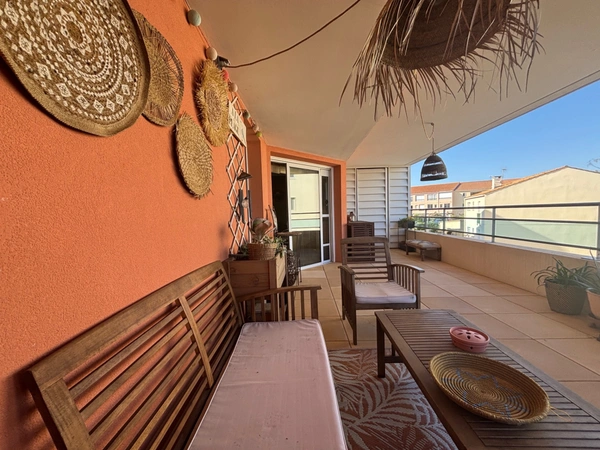 MÈZE(34), À VENDRE T4 SURFACE 94 m2 , VUE ÉTANG DE THAU, BOX FERMÉ, PROCHE PORT ET COMMERCES.