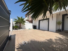 AGDE (34) A VENDRE MAISON RENOVEE P5,SURFACE TOTALE 124 m2,GARAGE 26 m2,CENTRE VILLE, 10 MN PLAGE AGDE