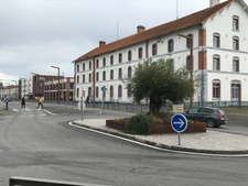  TARBES quartier Arsenal Ateliers et Bureaux de 300M2 avec 4 places de parking.