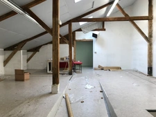  TARBES quartier Arsenal Ateliers et Bureaux de 300M2 avec 4 places de parking.