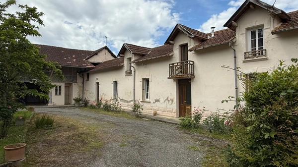 Corps de ferme avec studio rénové et dépendances entre Tarbes et  Rabastens de Bigorre 