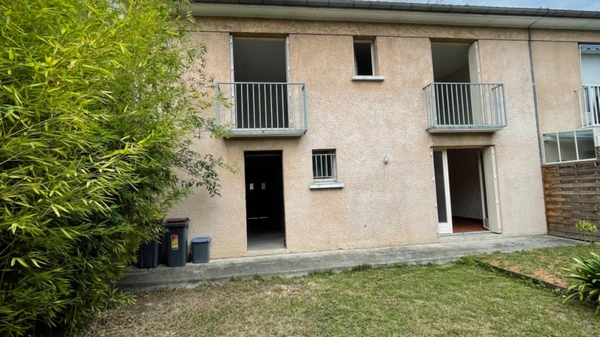 Tarbes centre ville proche commerces ,maison de ville 120M2 habitables, avec 4 chambres, Garage, terrain sans vis à vis