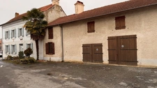Tarbes périphérie, village dynamique Maison de village à rénover idéale grande famille ou investisseurs.