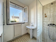 QUARTIER PAVILLIONNAIRE - MAISON FAMILIALE DE 4 CHAMBRES sur 3 niveaux, dans un secteur calme.