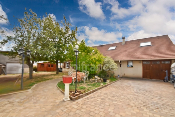 Maison familiale 7 chambres – Calme, vue sur les champs et vie de plain-pied possible.