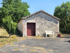 Maison de plain pied à rénover en partie - 3 pièces - avec jardin et dépendances - à MONTAIGU DE QUERCY (82)