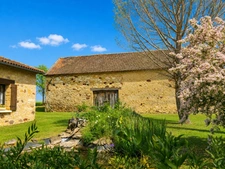 Stone farmhouse with 3 bedrooms - Outbuildings - 2.76 hectares - near MONFLANQUIN (Lot-et-Garonne)