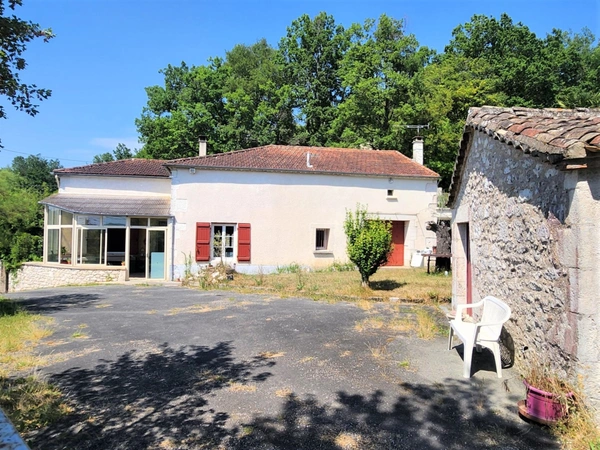 Maison de plain pied à rénover en partie - 3 pièces - avec jardin et dépendances - à MONTAIGU DE QUERCY (82)