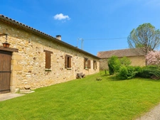 Stone farmhouse with 3 bedrooms - Outbuildings - 2.76 hectares - near MONFLANQUIN (Lot-et-Garonne)