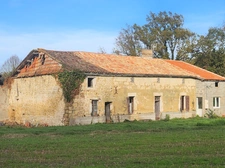 Beautiful 4-room farmhouse to renovate with outbuildings in Miramont de Guyenne (47)