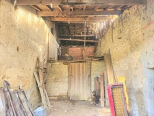 Beautiful 4-room farmhouse to renovate with outbuildings in Miramont de Guyenne (47)
