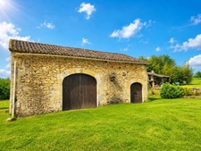 Stone farmhouse with 3 bedrooms - Outbuildings - 2.76 hectares - near MONFLANQUIN (Lot-et-Garonne)