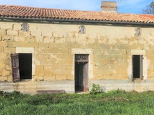 Beautiful 4-room farmhouse to renovate with outbuildings in Miramont de Guyenne (47)
