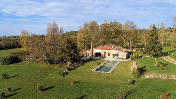 Belle Maison de caractère en pierre avec piscine et terrain de 7.5 ha - Proche de Castillonnès (47)