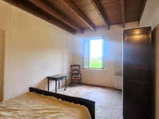 Beautiful 4-room farmhouse to renovate with outbuildings in Miramont de Guyenne (47)
