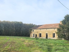 Beautiful 4-room farmhouse to renovate with outbuildings in Miramont de Guyenne (47)