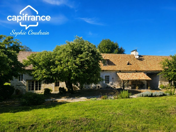Belle propriété historique en pierre avec parc arboré - Dépendances et piscine - à vendre - proche de CASTILLONNES (47)