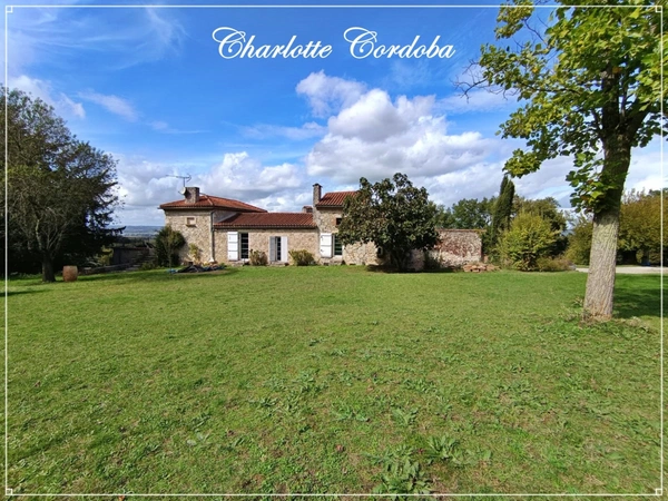 Maison en pierre de 313 m² avec vue panoramique et près de 2 hectares de terrain
