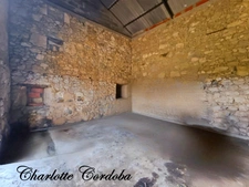 MONTAGNAC : Maison de caractère en pierre avec plus de 200 m² à aménager - Cachet rural et volumes à créer 
