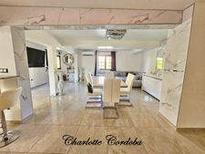 Maison familiale de 131 m² avec 4 chambres, véranda et grand garage à AYET