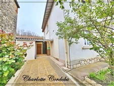 Maison mitoyenne de 4 pièces, grand terrain non attenant avec garage, petit budget